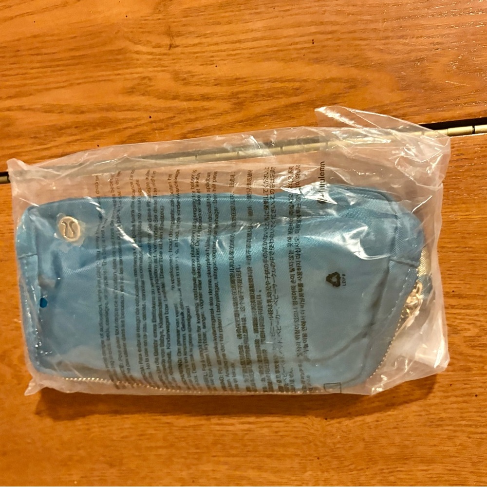 lululemon athletica Blue Belt Bag with Gold Accents 1L - Picture 2 of 3